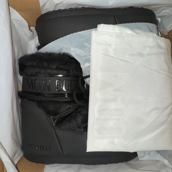 Moon Boots - Picture 1 of 2